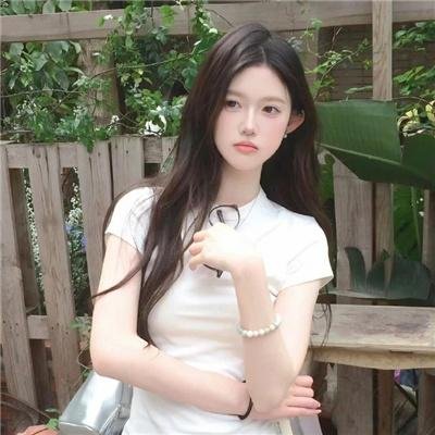 微光下的蓝色男孩